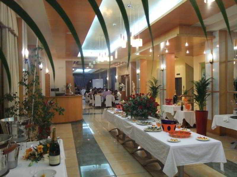Paradise Beach Hotel Radhimë Restauracja zdjęcie